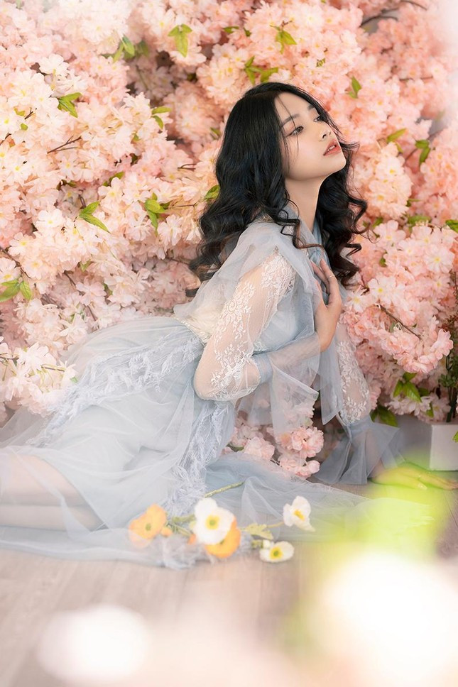 Là một “bóng hồng” nổi tiếng trong ngôi trường vốn “toàn nam sinh”. Mặc dù học về ngành kỹ thuật, tuy nhiên Thu Hường lại vô cùng yêu thích nghệ thuật. Nữ sinh cũng tiết lộ, gần đây bản thân mới thử sức thêm với công việc stylist, bên cạnh mẫu ảnh. Khi tham gia vào công việc này, Thu Hường được gặp và làm việc với nhiều bạn photographer, mẫu ảnh và makeup mới, nhờ đó giúp cho bản thân có thêm nhiều cơ hội để kết bạn và hợp tác, có thêm nhiều bộ ảnh đẹp hơn nữa.