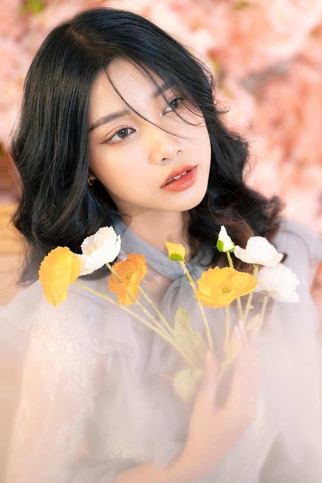 Bộ ảnh mang tên gọi “Thi tịnh”, với ý nghĩa xinh đẹp như thi họa, tĩnh lặng, sâu lắng và diễm lệ. Trong bộ ảnh mới này, Thu Hường yêu kiều nổi bật giữa hàng ngàn bông hoa. Lên ý tưởng thực hiện vào một ngày trời nắng, trong vườn hoa tràn ngập sắc hồng. Đối với cô bạn, bộ ảnh này ghi lại khoảnh khắc tận hưởng ánh nắng đầu hè và đồng thời cũng là thời điểm nghỉ ngơi của mọi người.