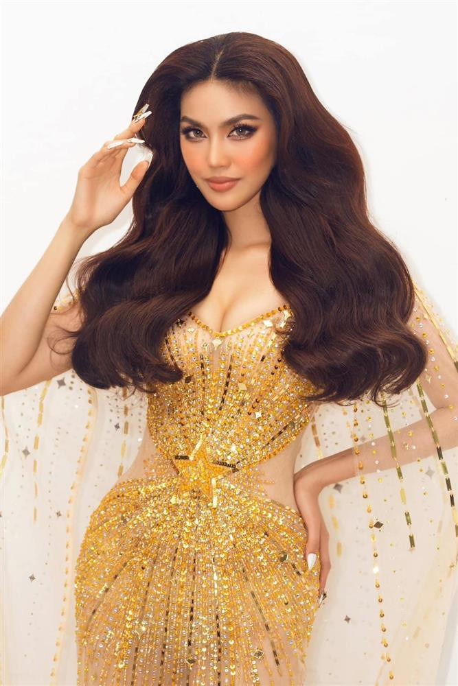 ẹ một con thu hút nhờ vòng 1 bốc lửa cùng body đồng hồ cát, thần thái quyền lực.