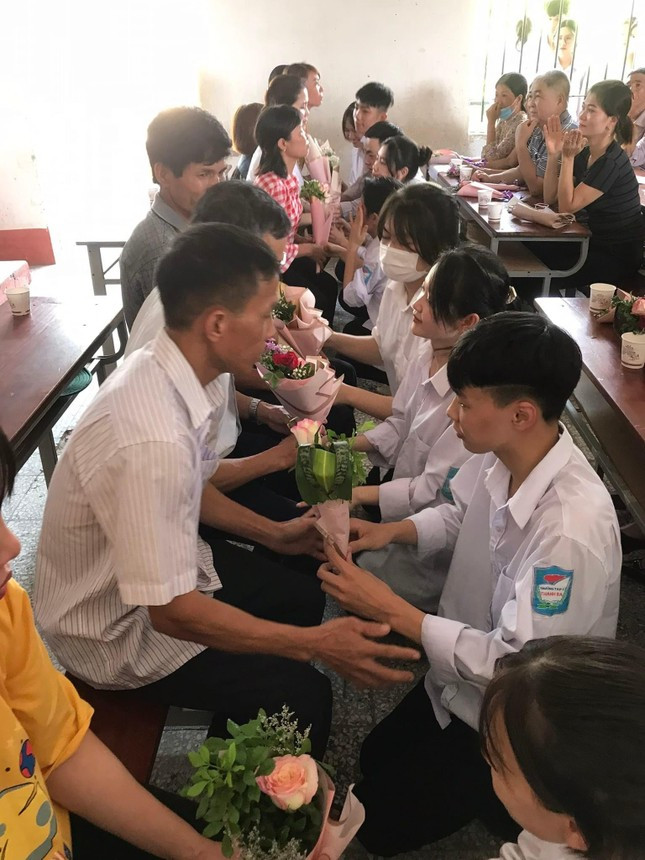 Lop hoc mang nguyen chiec xe may len tang 2 lam le ban giao cho thay chu nhiem-Hinh-5