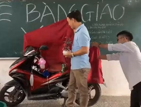 Lop hoc mang nguyen chiec xe may len tang 2 lam le ban giao cho thay chu nhiem-Hinh-3