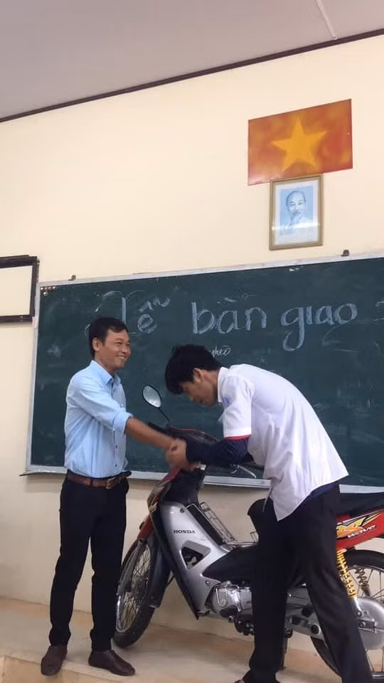 Lop hoc mang nguyen chiec xe may len tang 2 lam le ban giao cho thay chu nhiem-Hinh-6