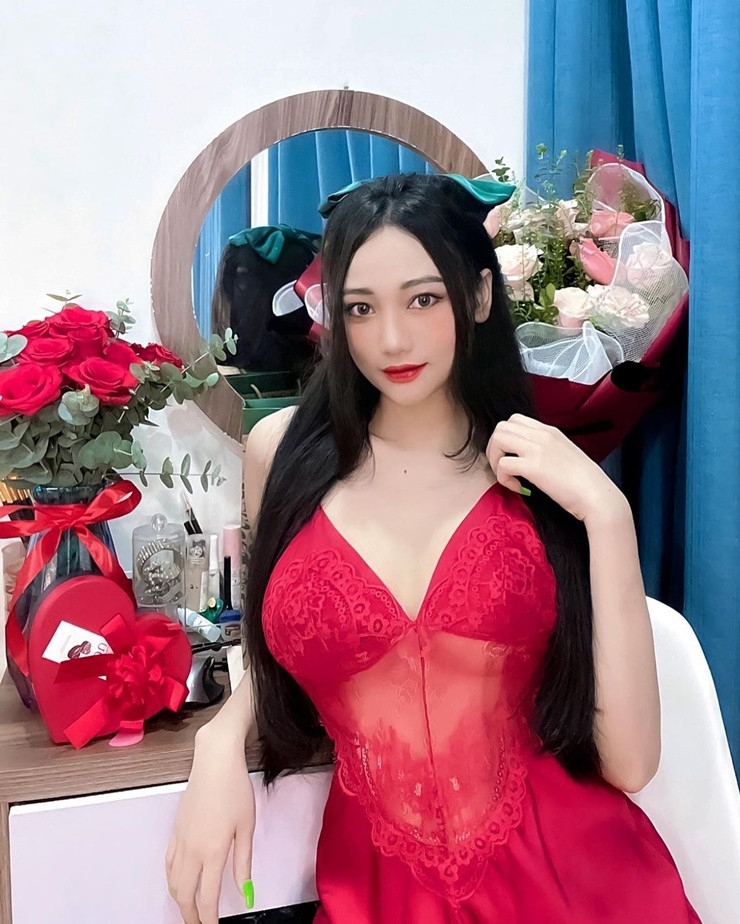 Được biết, Dạ Thảo có một shop online chuyên bán đồ ngủ. Cô còn tự mình làm mẫu cho các sản phẩm mình bán.