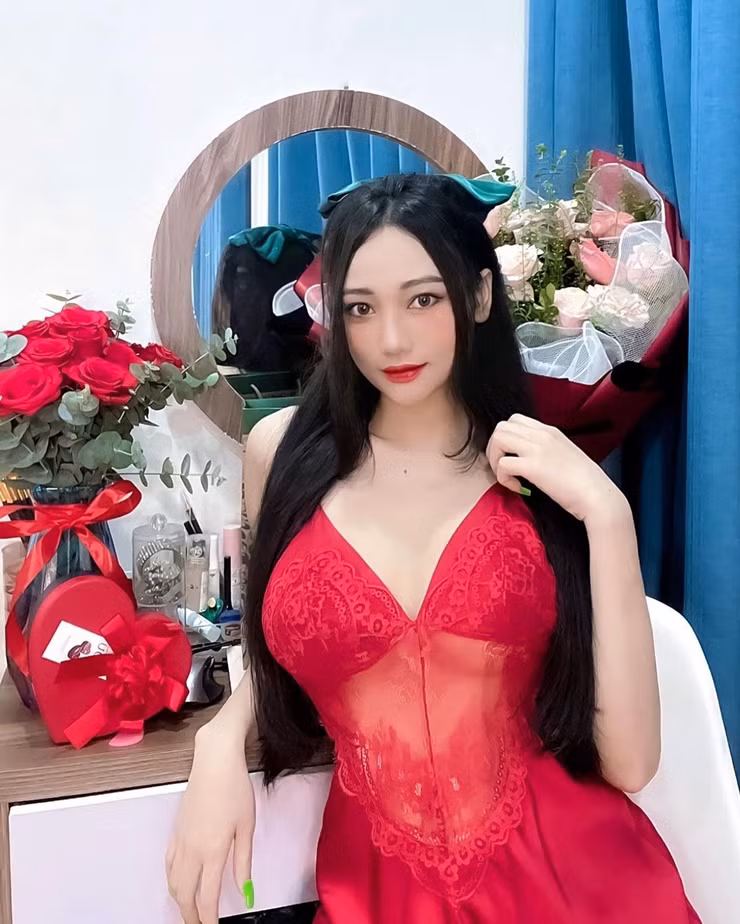 Được biết, Dạ Thảo có một shop online chuyên bán đồ ngủ. Cô còn tự mình làm mẫu cho các sản phẩm mình bán.