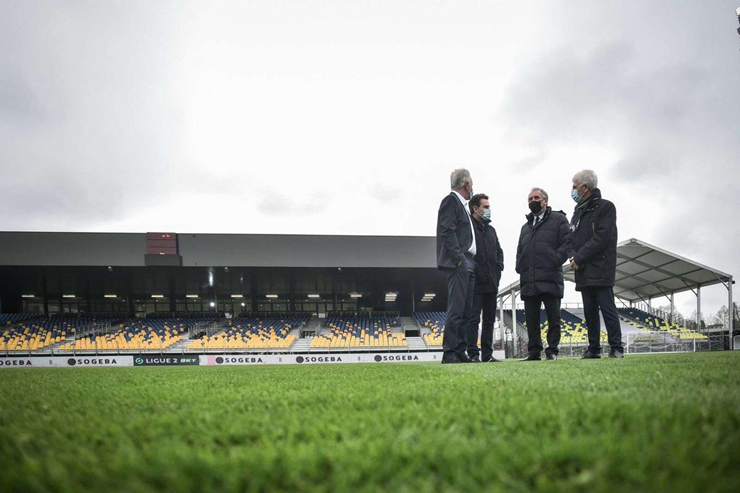 Trước đây, Pau FC không có sân vận động riêng. Tới năm 2018, mọi thứ mới tốt lên khi Pau FC chuyển về thi đấu tại Nouste Camp.