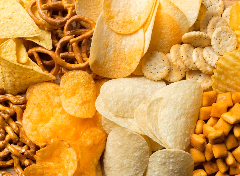 Đồ ăn mặn: Trong những ngày trước kỳ kinh nguyệt, cơ thể bạn bắt đầu tích trữ natri và chất lỏng. Khi bạn bị đầy hơi, nạp thức ăn nhiều muối sẽ khiến cơ thể giữ nước nhiều hơn. Nếu bạn quá thèm đồ ăn mặn, hãy kết hợp nó với một cốc nước hoặc thuốc lợi tiểu tự nhiên như măng tây, mùi tây, củ cải đường, rau diếp và gừng.