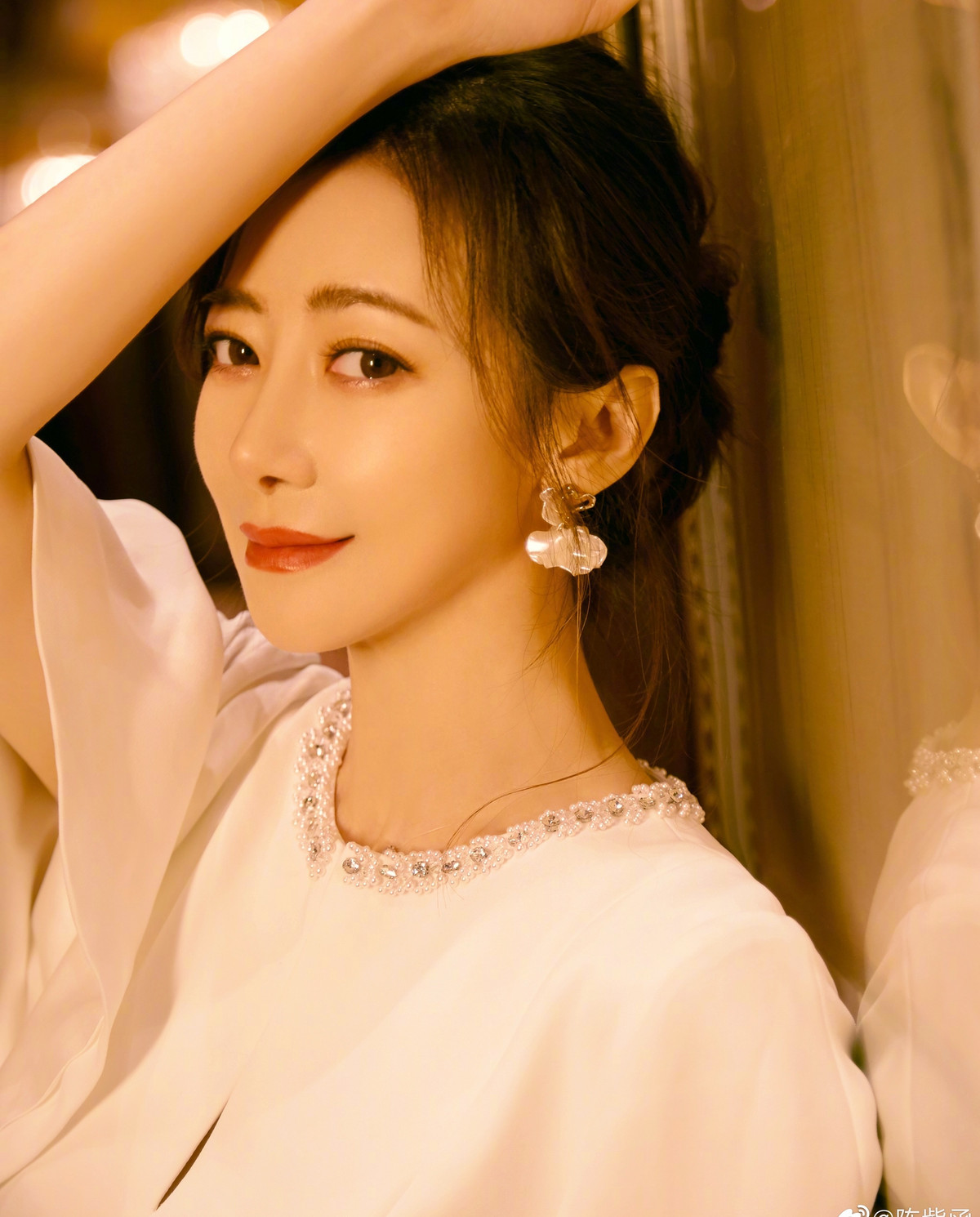 Nữ diễn viên sinh năm 1975, có thân hình gợi cảm và khả năng diễn xuất tốt. Trần Tử Hàm có nhiều vai diễn ghi dấu ấn như Hoàng hậu Lữ Trí trong Thần thoại, Quách Phù trong Thần điêu đại hiệp 2006, tuy nhiên, cô không thể bật lên để đóng nữ chính. Cô đóng nhiều vai phụ, thậm chí còn lấn lướt nữ chính vì vậy thậm chí được mệnh danh "nữ hoàng vai phụ".