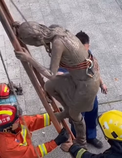 That tinh di tu tu, co gai cung phai bat cuoi voi hinh anh ban than khi duoc cuu ho-Hinh-2