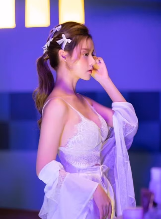 Người đẹp biết lựa chọn những bộ trang phục có thể tôn được lợi thế hình thể của mình.