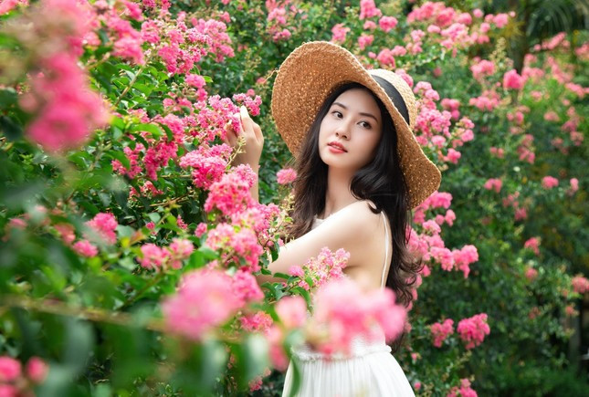 Ngam bo anh thieu nu ben hoa tuong vi day suc song