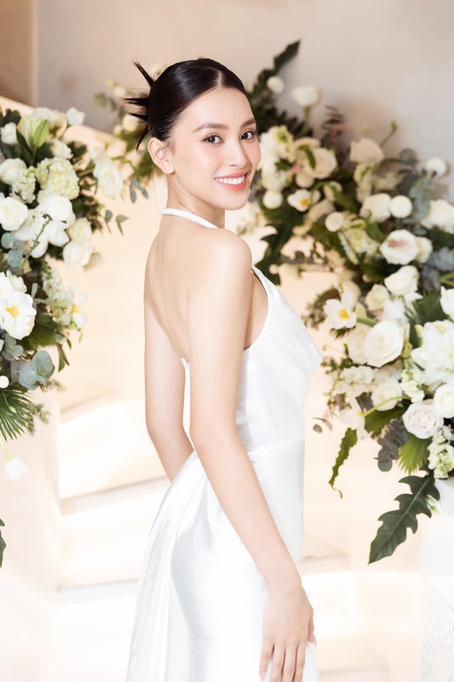 Thiết kế tông màu trắng tinh khiết với thiết kế kiểu cổ yếm giúp Hoa hậu Việt Nam 2018 khoe tấm lưng ong nuột nà.