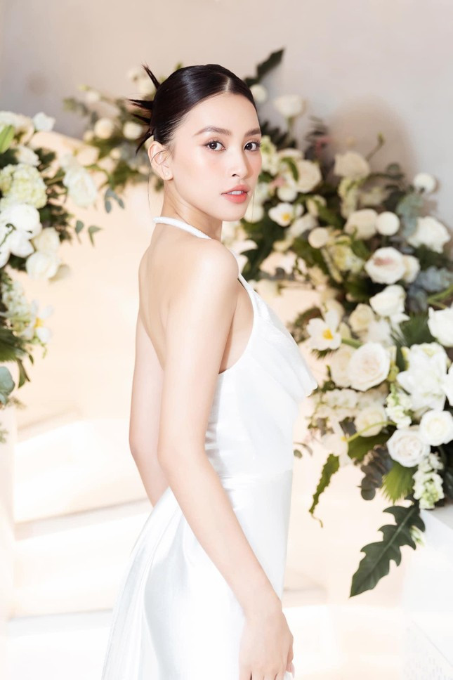 Người đẹp chọn kiểu búi tóc và trang điểm tông nude nhẹ nhàng như sương mai.