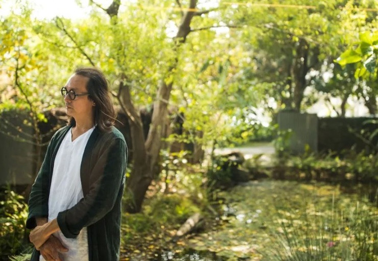 Khung cảnh của làng nổi bật với những căn nhà đắt tiền ẩn dưới tán cây xanh mướt.