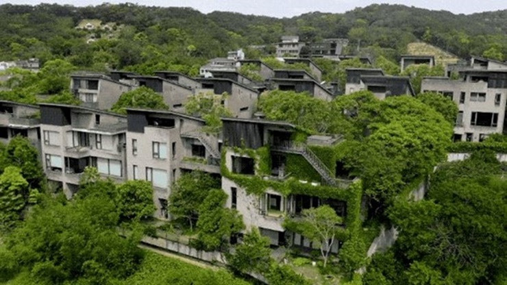 24 căn nhà chia thành 4 dãy. Trong đó, dãy 4 nhìn được toàn bộ khung cảnh với view đẹp nhất, dãy 2-3 nằm ở giữa, dãy thứ nhất nhìn ra làng.