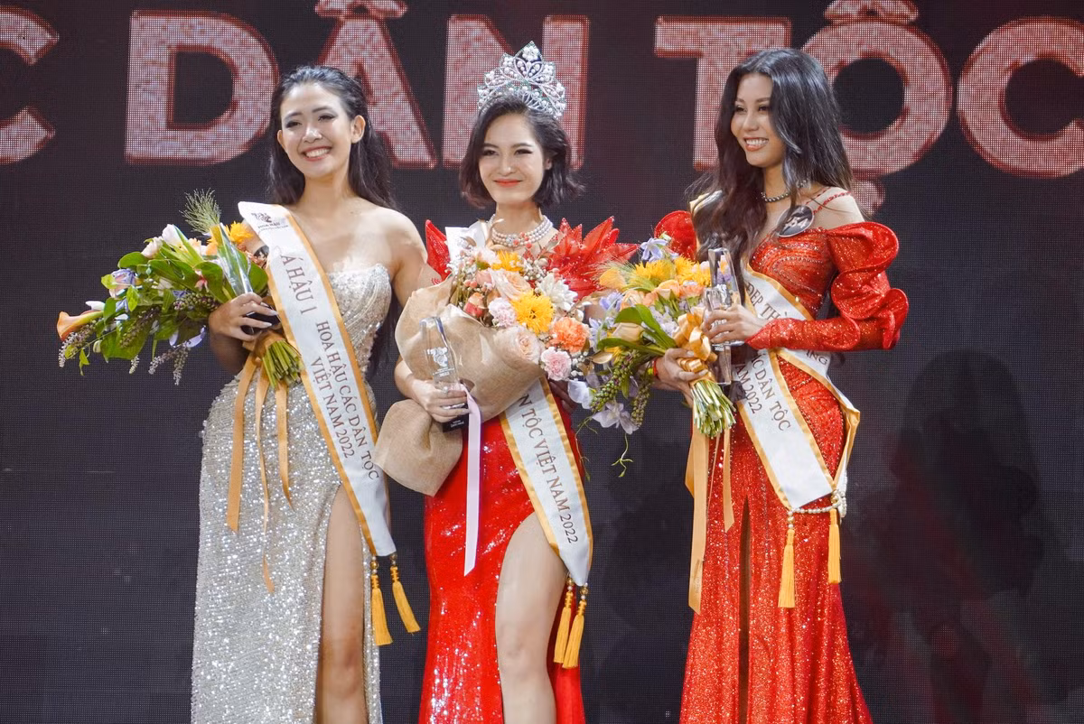 Nong Thuy Hang dang quang Hoa hau cac Dan toc Viet Nam 2022