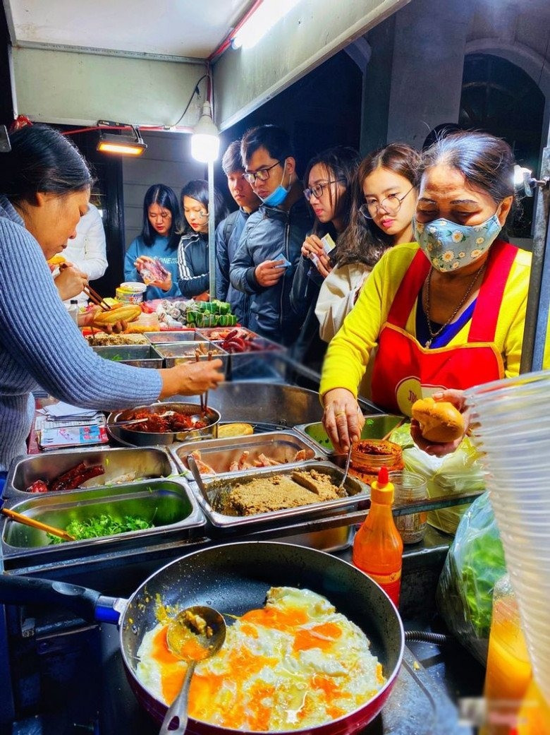 Tiem banh mi chi ban ve dem, luc nao cung dong khach-Hinh-2