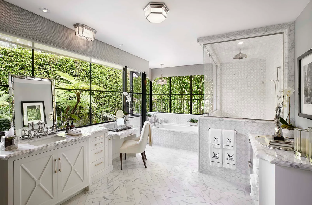 Căn biệt thự nằm ở khu nhà giàu Holmby Hills, rộng gần 2.000 m2 với 5 phòng ngủ, 11 phòng tắm và một nhà riêng dành cho khách. Ảnh: Courtesy of Candy Capital.