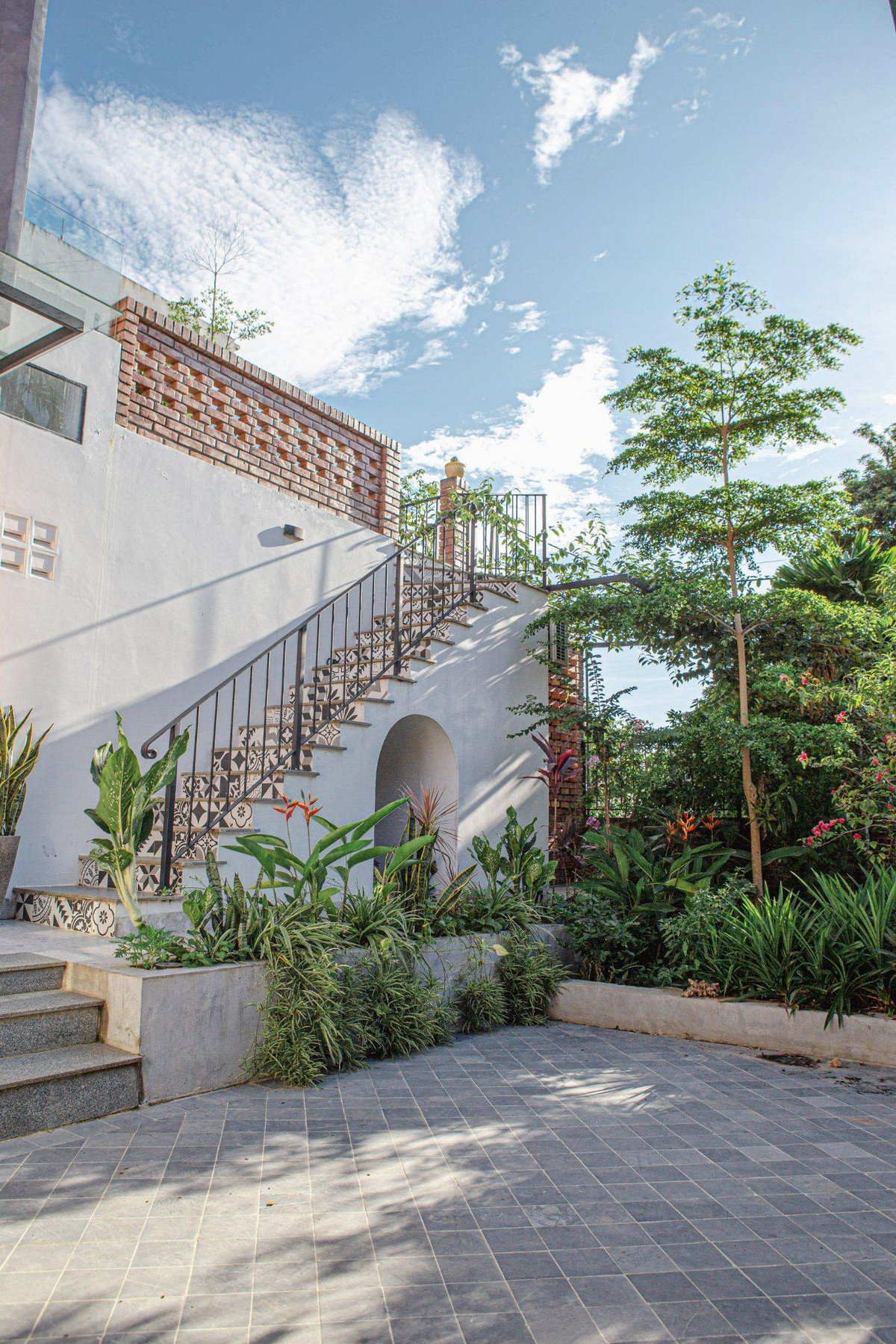 Nhà mang hình chữ L với 1 bên là mái dốc và 1 bên là mái bằng. Trong đó, tổng diện tích tầng là 60m2 (bao gồm 1 khách, 1 bếp, 1 ngủ master vệ sinh khép kín và 1 vệ sinh chung. Diện tích tầng 2 là 20m2 và 40m2 sân vườn (tầng 2 nằm ở bên mái bằng). Cầu thang dẫn lên tầng 2 nằm bên ngoài, xung quanh nhà trải nhiều cây xanh dễ chịu, nhiều bóng mát.