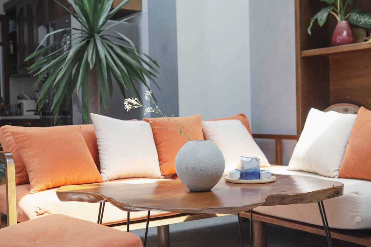 Sự đơn sơ hiện ra trong từng đường nét kiến trúc cũng như nội thất. Bộ sofa gỗ kết hợp đệm êm ái mang thiết kế độc đáo, ấn tượng. Mặt bàn trà bằng gỗ nguyên khối nhập khẩu.