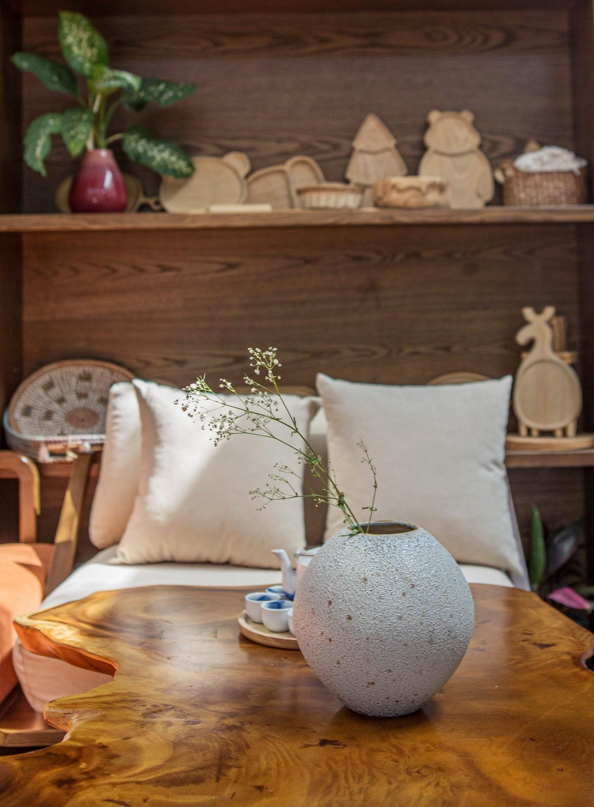 Thiết kế kết nối hài hòa giữa nhà 3 gian truyền thống, mang nét hiện đại mà không hề thành thị, ánh sáng cây xanh luôn ngập tràn từ ngoài vườn vào đến nhà vệ sinh.