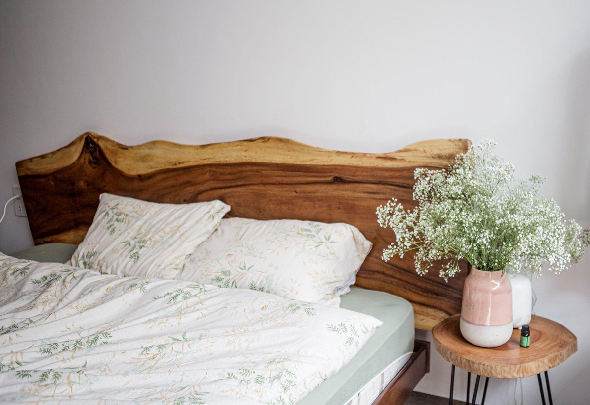 Phòng ngủ nhỏ xinh, mang hơi hướng vintage. Phòng tắm tiện nghi với bồn tắm ngâm thư giãn, chỉ sử dụng vách kính ngăn cách thay vì tường gạch khiến không gian mở rộng về mặt thị giác.