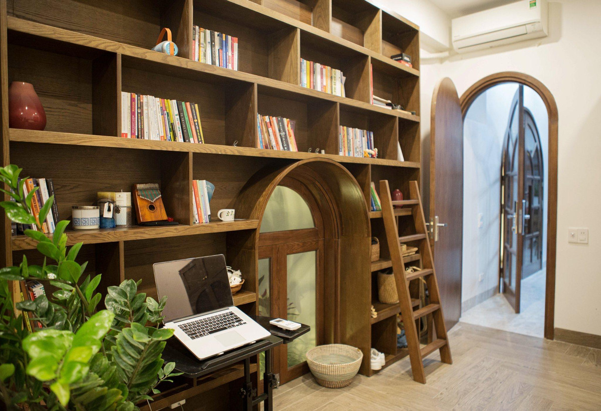 Kiến trúc sư trẻ Nguyễn Việt Đức và cộng sự là những người còn trẻ, hiện đại. Tuy nhiên, trong các thiết kế, họ thường thổi vào đó một chút xưa cũ, mộc mạc, nguyên bản nhất. Phòng làm việc sử dụng màu nâu gỗ, kệ sách cao tầng cho gia chủ yêu đọc sách, nghiên cứu. Các cánh cửa bo tròn phát huy tác dụng khi làm không gian mềm mại, thanh thoát hơn.