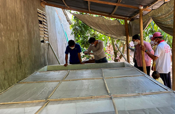 Gia đình anh Lý Sậm (ở An Giang) đầu tư kinh phí, xây dựng chuồng quy mô, bài bản để nuôi dế Thái. Dế Thái Lan có thời gian sinh trưởng khá nhanh, trung bình khoảng 45 ngày là có thể thu hoạch.