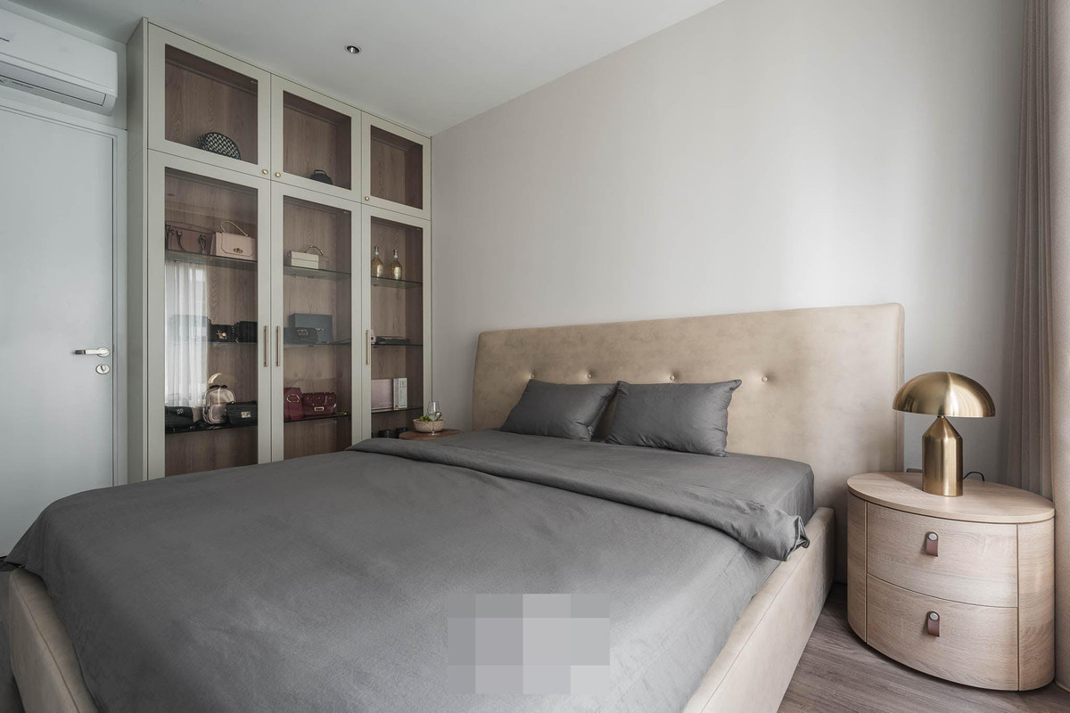 Ban đầu căn hộ 55m2 có 2 phòng ngủ nhưng sau khi trao đổi, nhóm đề xuất làm thành 1 phòng ngủ, 1 phòng thay đồ chỉn chu và nhận được sự đồng thuận của chủ nhà.