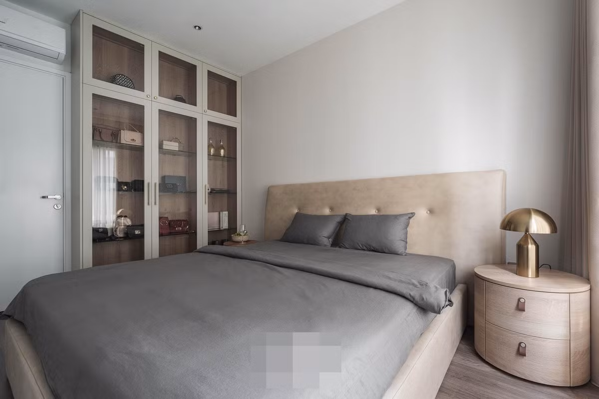 Ban đầu căn hộ 55m2 có 2 phòng ngủ nhưng sau khi trao đổi, nhóm đề xuất làm thành 1 phòng ngủ, 1 phòng thay đồ chỉn chu và nhận được sự đồng thuận của chủ nhà.