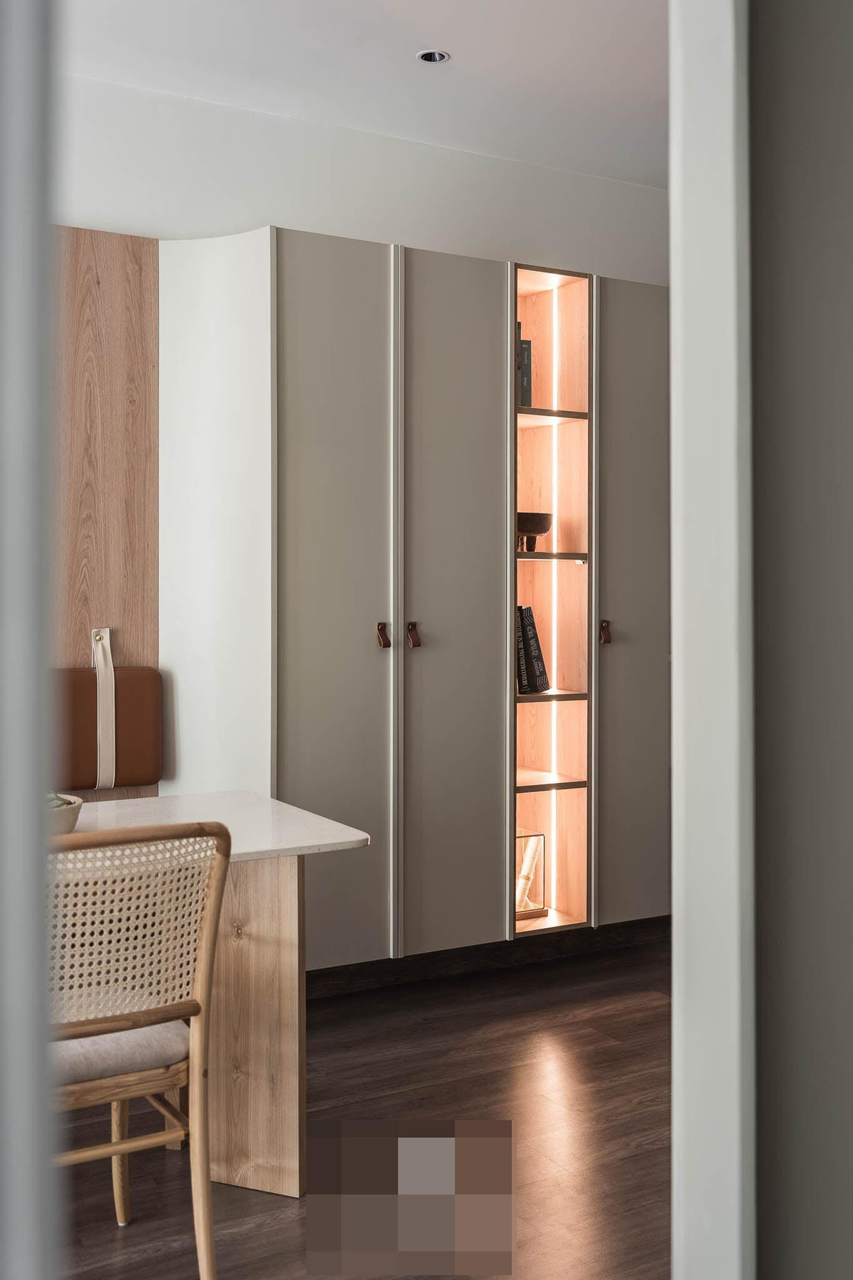 Các hệ tủ được lắp đặt thêm đèn led để tăng thêm sự sang trọng, bố cục ánh sáng đồng đều và thuận tiện trong sinh hoạt cho gia chủ.