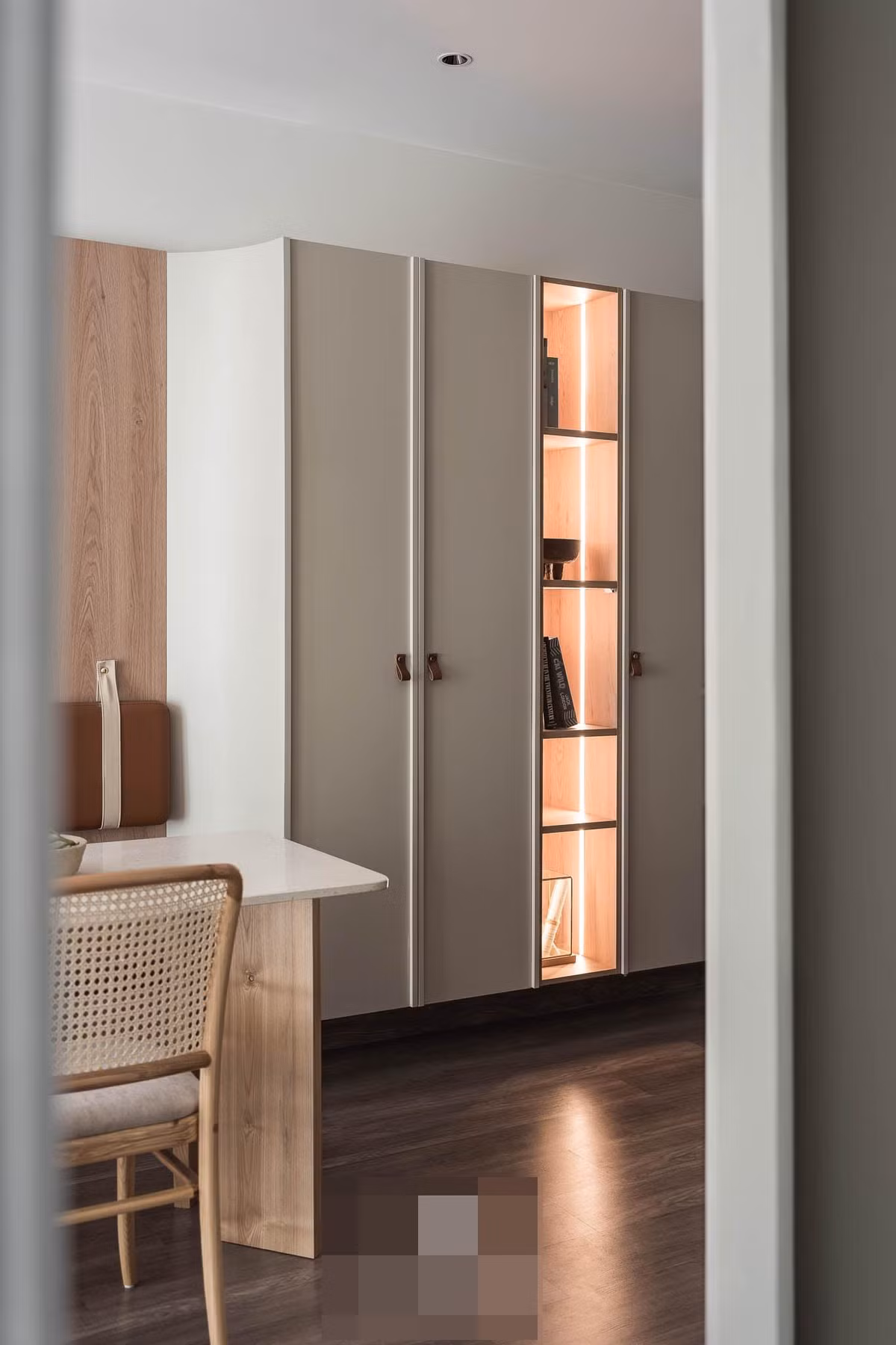 Các hệ tủ được lắp đặt thêm đèn led để tăng thêm sự sang trọng, bố cục ánh sáng đồng đều và thuận tiện trong sinh hoạt cho gia chủ.