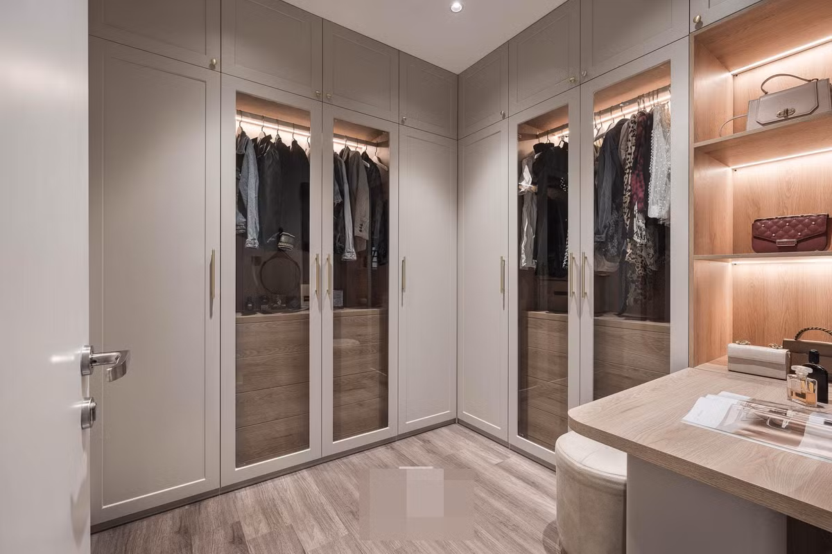 Phòng thay đồ lớn, kết hợp các tủ và kệ trưng bày hàng hiệu.