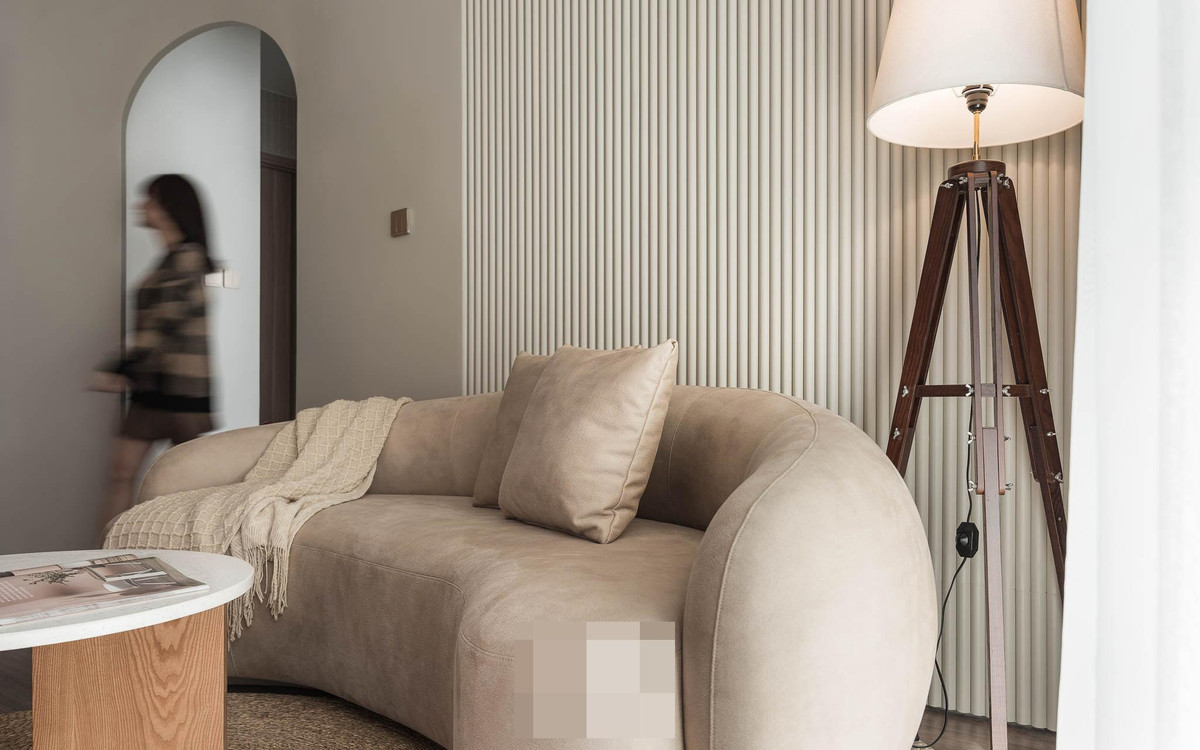 Điểm nhấn của căn hộ này là hệ vách trang trí cong vòm phía sau lưng chiếc sofa.