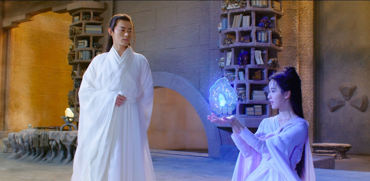 Theo nguyên tác, Hoa Thiên Cốt là vị thần cuối cùng của thế gian, từ khi mới sinh đã sở hữu thần mệnh, lại mang số mạng thiên sát cô tinh, trăm năm khó gặp. Hoa Thiên Cốt trải qua bao cực khổ để thành đồ đệ của Bạch Tử Họa, nhưng sau đó đem lòng yêu chính sư phụ của mình. Vì để giải độc cho Bạch Tử Họa, Hoa Thiên Cốt tập hợp Thập phương thần khí, vô tình thả Yêu Thần xuất thế, tình cờ có được Hồng hoang chi lực.