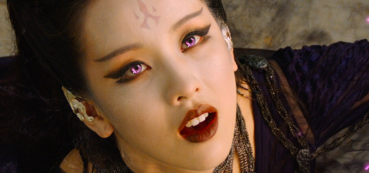 "Tạo hình của Trần Đô Linh đẹp, kỹ xảo phim khá tốt", "Triệu Lệ Dĩnh đã biến Hoa Thiên Cốt thành vai diễn kinh điển, nhắc đến nhân vật này là nhớ tới cô ấy, khó ai có thể thay thế", "Trần Đô Linh diễn hơi đơ, trailer không hấp dẫn tôi lắm, chỉ khiến tôi muốn quay về xem lại bản truyền hình", "Đoàn phim này và Tru tiên bản điện ảnh là một đúng không, tạo hình tóc và trang phục giống hệt nhau", là bình luận của nhiều khán giả trên Sina.