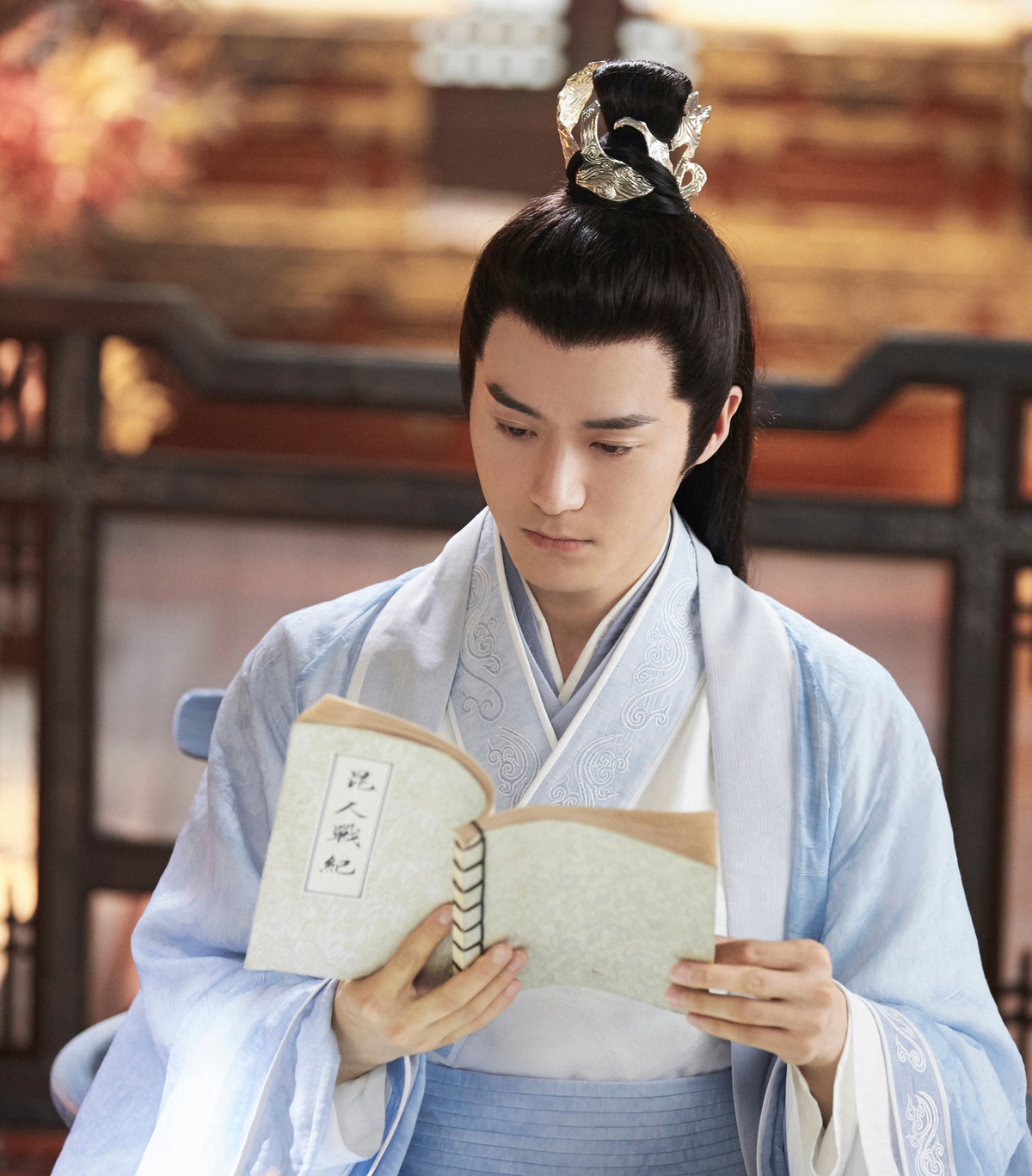 Nhiều khán giả đặt câu hỏi tại sao đoàn phim không lựa chọn Mao Tử Tuấn vào vai Bạch Tử Họa. Mao Tử Tuấn có ngoại hình điển trai, tạo hình cổ trang được đánh giá cao vừa anh tuấn, vừa chính trực. Trong khi đó, nhà sản xuất lại giao cho anh vai Sát Thiên Mạch, nhân vật này nổi tiếng với vẻ đẹp nữ tính, thậm chí bị Hoa Thiên Cốt gọi nhầm là "tỷ tỷ".