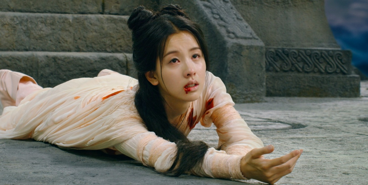 Sau khi phát hiện ra thân phận yêu thần của Hoa Thiên Cốt, đồng môn quyết tâm diệt trừ nàng. Hoa Thiên Cốt phải chịu 17 đinh Tiêu Hồn, 101 nhát kiếm Đoạn Niệm, bị hắt nước Tuyệt Tình trì, lưu đày ra Man hoang.