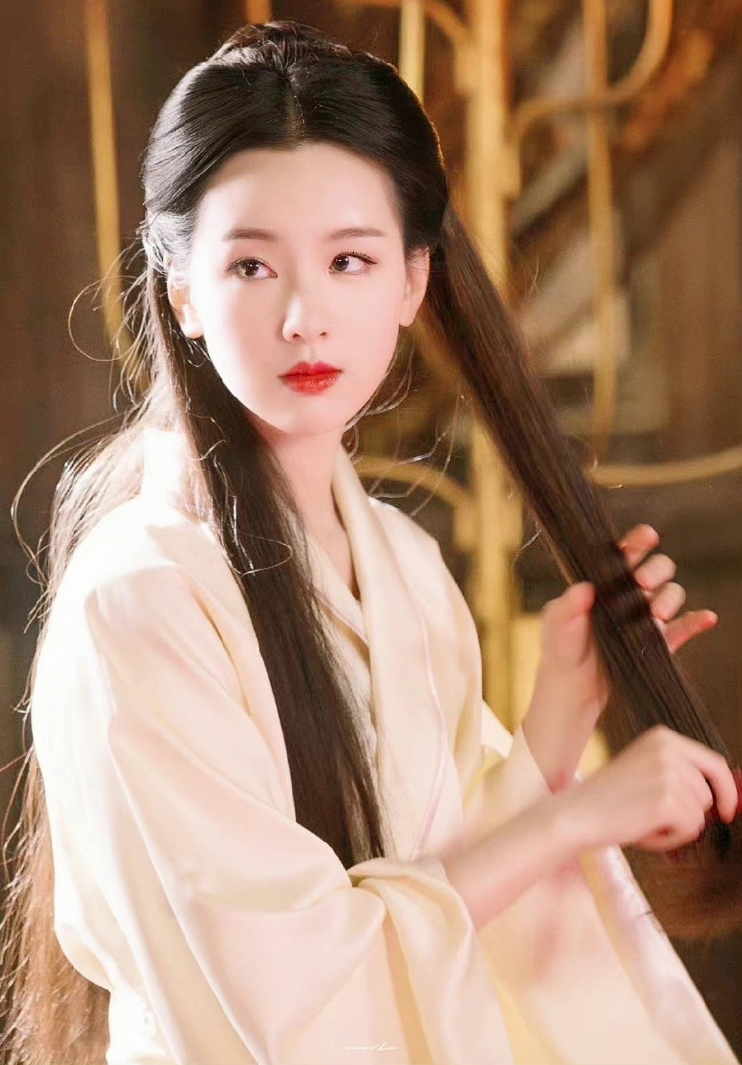 Trần Đô Linh sinh năm 1993, tốt nghiệp khoa Cơ khí điện, Đại học Hàng không và vũ trụ Nam Kinh. Theo Sina, trước khi trở thành diễn viên, Trần Đô Linh từng gây bất ngờ khi vượt qua Chương Trạch Thiên, giành ngôi vị dẫn đầu trong cuộc bình chọn những gương mặt hoa khôi toàn Trung Quốc năm 2013.