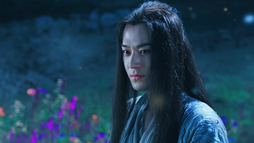 Sát Thiên Mạch là nhân vật được yêu thích trong Hoa Thiên Cốt. Hắn là Thánh quân của Thất Sát phái, kẻ thù của Tiên giới. Sở hữu vẻ đẹp độc nhất vô nhị, là Lục giới đệ nhất mỹ, tính cách tùy hứng. Lúc đầu, Sát Thiên Mạch coi Hoa Thiên Cốt là em gái, nhiều lần giúp đỡ nàng. Sau đó, hắn đem lòng yêu Hoa Thiên Cốt, vì nàng mà hy sinh nhan sắc và sinh mạng. Nam diễn viên Mao Tử Tuấn bị đánh giá là quá nam tính khi đảm nhận vai diễn này.