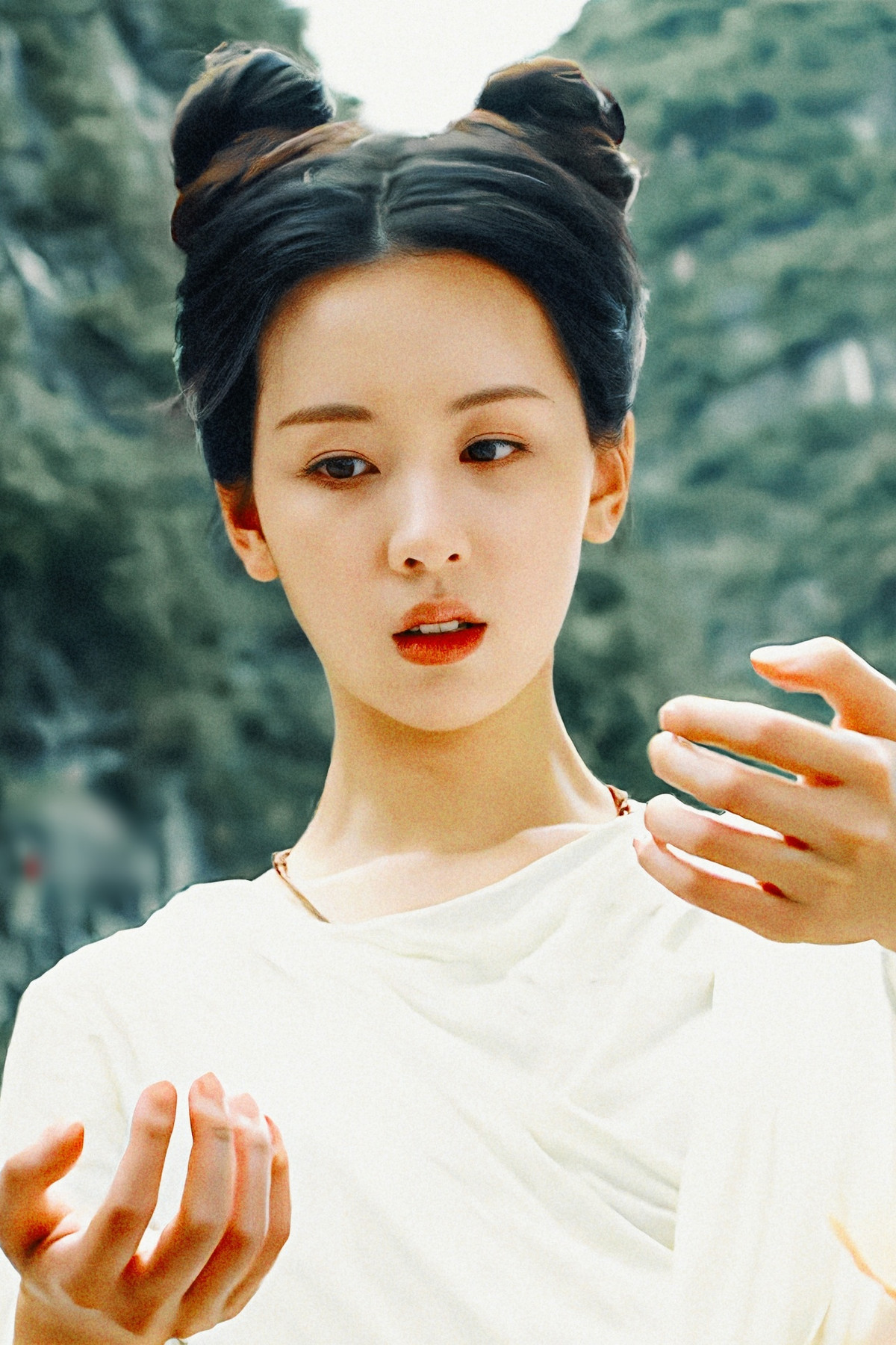 Trong đó, khán giả và giới chuyên môn có nhiều đánh giá trái chiều về dàn diễn viên mới. Trần Đô Linh được nhận xét là mỹ nhân cổ trang, có nhiều tạo hình đẹp, bắt mắt trên màn ảnh. Tuy nhiên, vẻ đẹp, khí chất của cô có nét u sầu, hiền thục dịu dàng. Trong trailer Trần Đô Linh không thể hiện được sự nhí nhảnh, đáng yêu của Hoa Thiên Cốt.