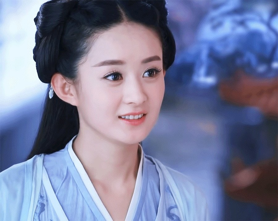 Ngay khi đoàn phim công bố thông tin dự án, các từ khóa liên quan tới Hoa Thiên Cốt đã trở thành chủ đề bàn luận nóng trên mạng xã hội. Phiên bản truyền hình năm 2015 do Triệu Lệ Dĩnh và Hoắc Kiến Hoa thể hiện được đánh giá là phim cổ trang tiên hiệp kinh điển, đến nay sau hơn 7 năm vẫn được công chúng yêu thích. Phim là quán quân rating của đài Hồ Nam, giúp Triệu Lệ Dĩnh giành giải Nữ chính xuất sắc tại Kim Ưng 2016.