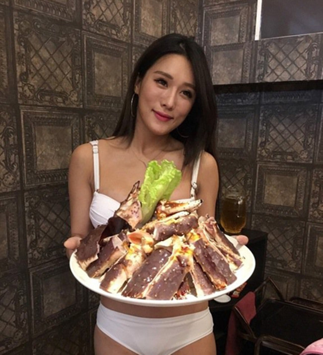 Áo tắm là trang phục được sử dụng khi tới hồ bơi, bãi biển không phải "đồng phục" tại các quán ăn.