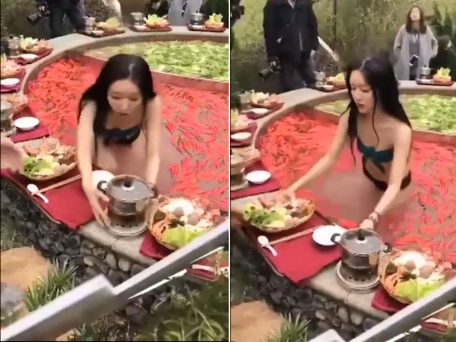 Cô gái này mặc bikini đứng dưới nước phục vụ lẩu cho thực khách.