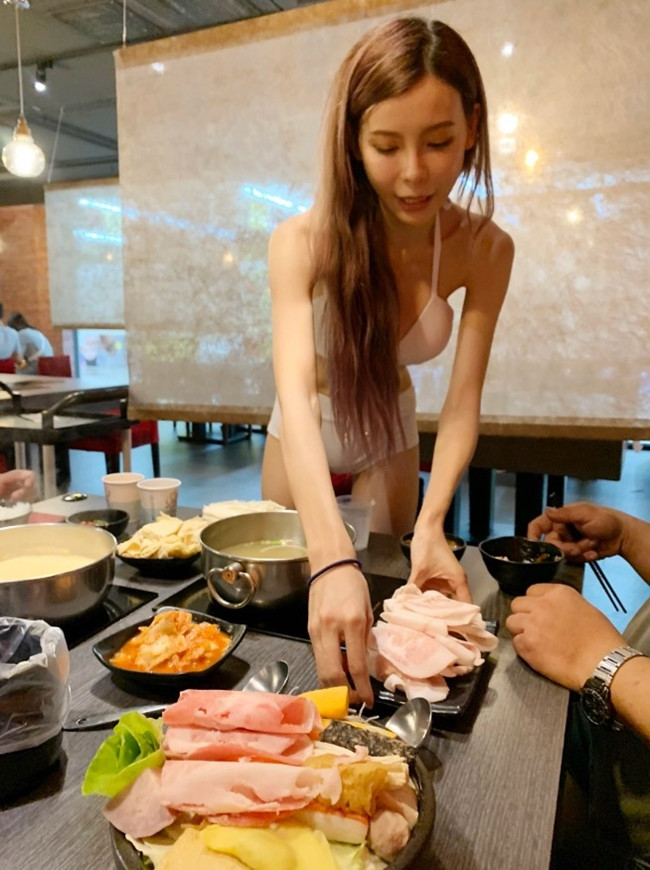 Những cửa hàng lẩu ở Trung Quốc không còn quá xa lạ với việc thuê người mẫu mặc bikini đến phục vụ tại quán.