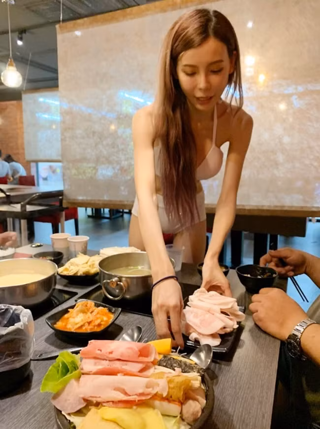 Những cửa hàng lẩu ở Trung Quốc không còn quá xa lạ với việc thuê người mẫu mặc bikini đến phục vụ tại quán.