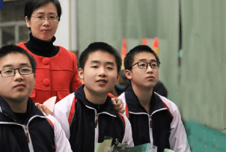 Anh em sinh ba dau vao dai hoc danh tieng nhat TQ va cach day con cua nguoi me-Hinh-2