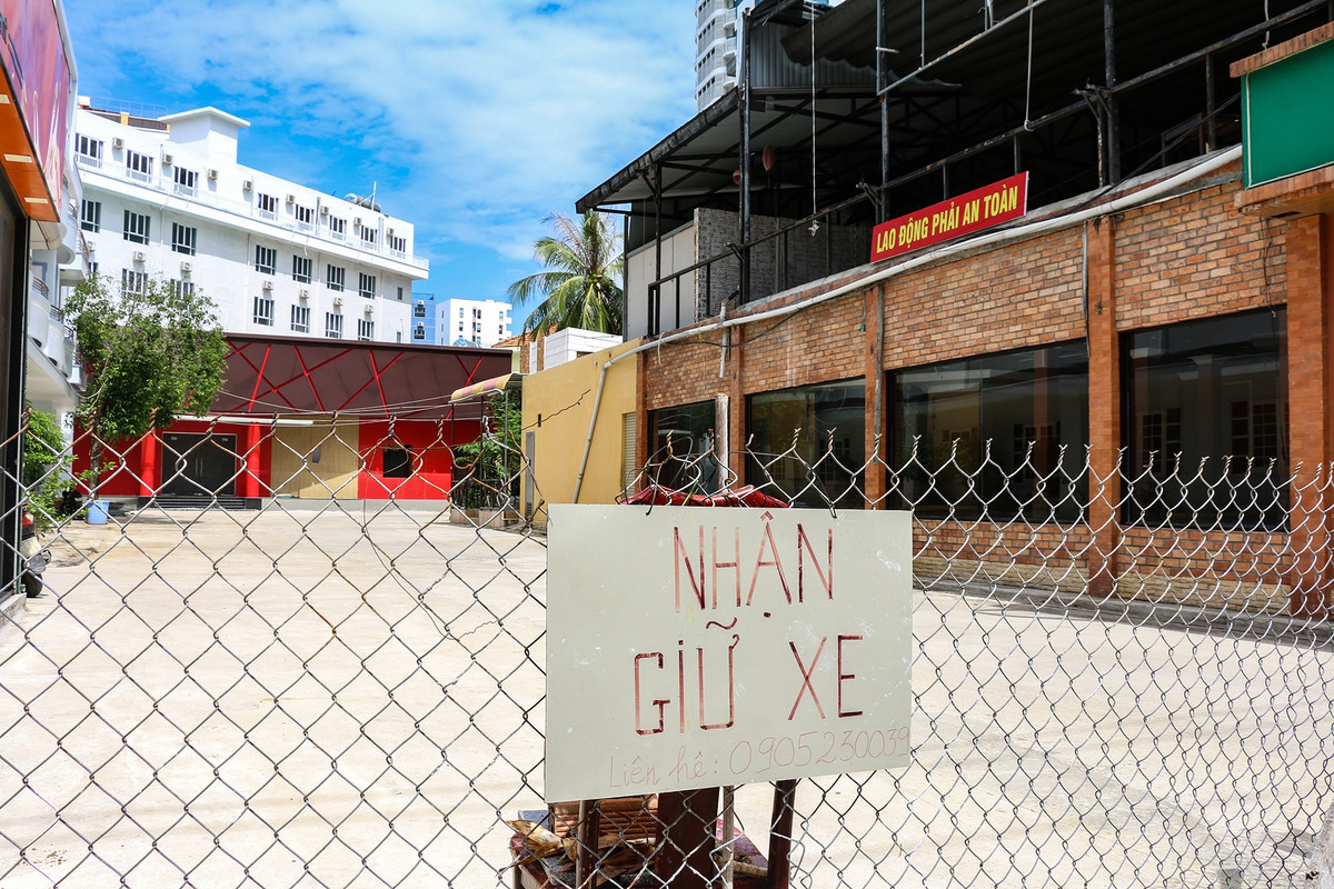 Một số mặt bằng vốn trước đây kinh doanh ăn uống thì nay chuyển đổi công năng thành bãi giữ xe để gỡ gạc chi phí.