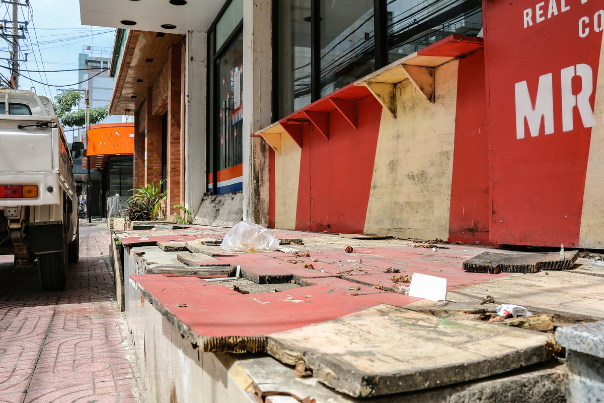 Một số mặt bằng ở phố Tây Nha Trang bỏ không nhiều năm xuống cấp, hư hỏng.