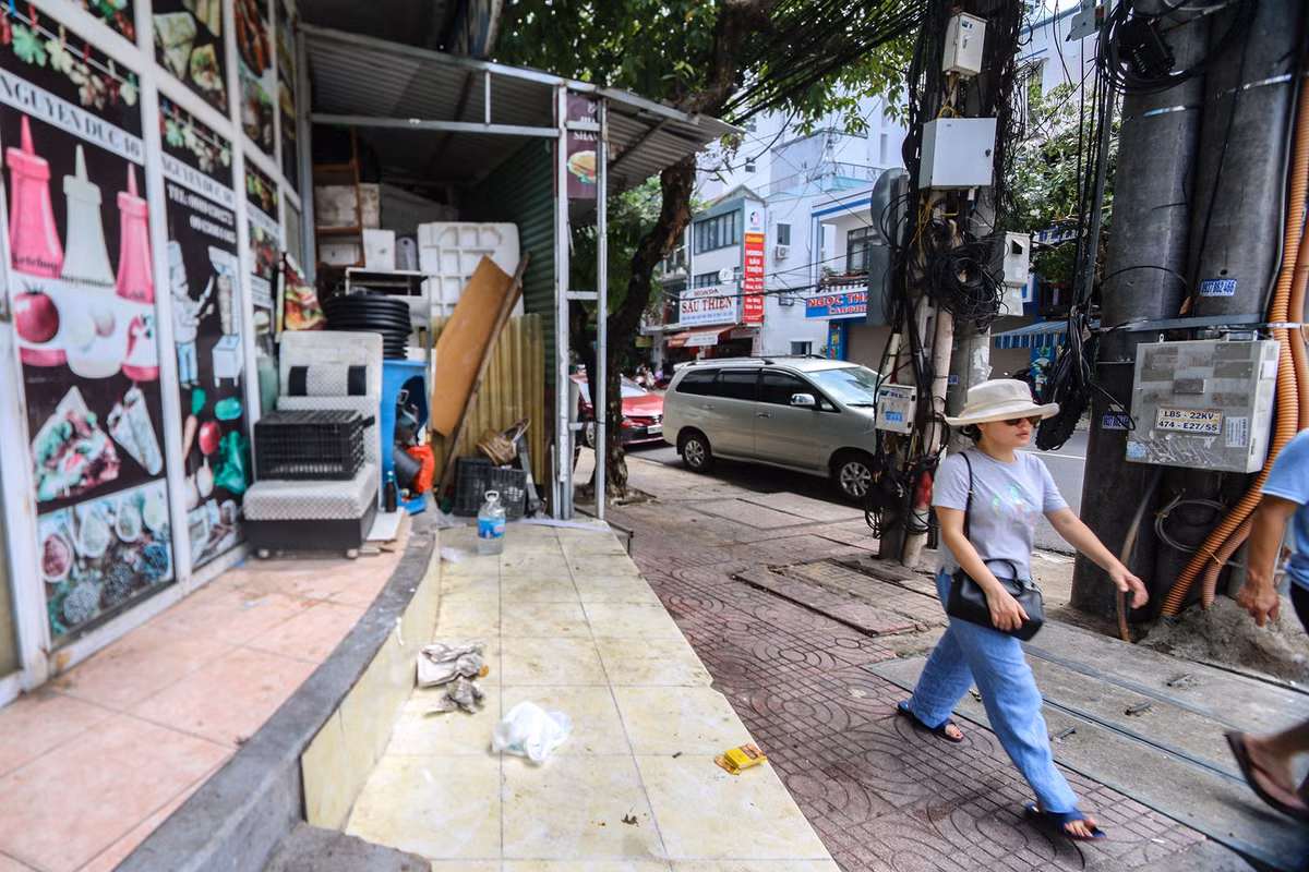 Nhiều vị trí ở phố Tây Nha Trang nhếch nhác, cáu bẩn vì đóng cửa nhiều năm.