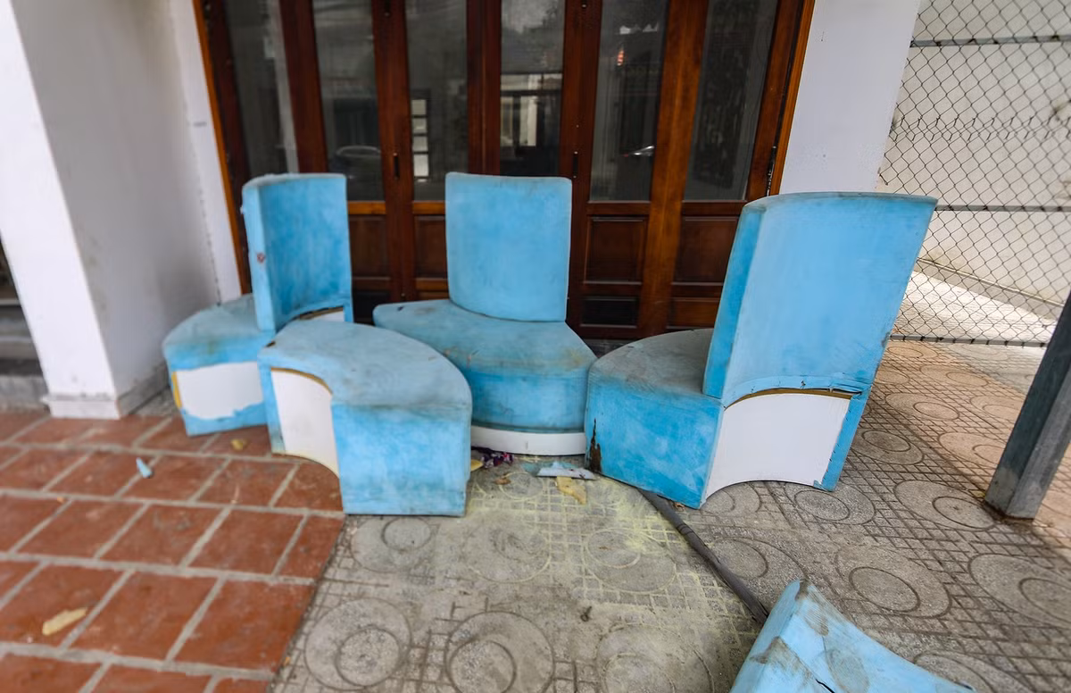 Vắng khách nên các cơ sở kinh doanh làm đẹp cũng đóng cửa. Nhiều thiết bị nội thất thậm chí còn bị vứt bỏ ngay trên vỉa hè.